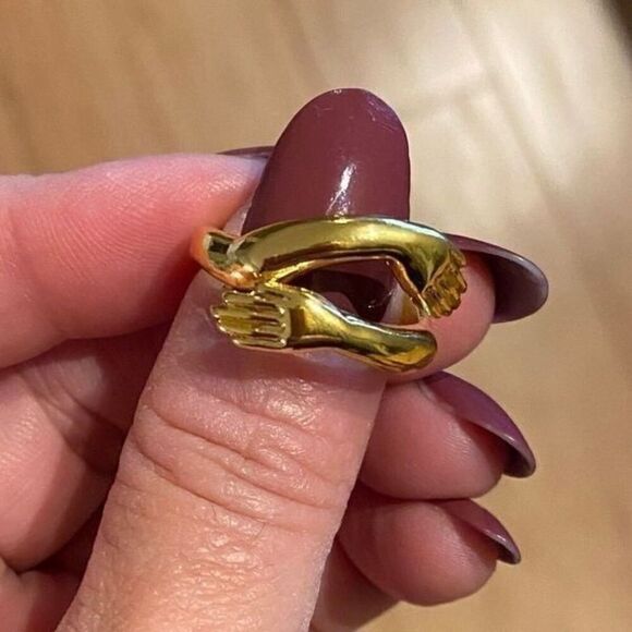 The Hold Me Close hand holding” or hug”  adjustable ring in 18k - Picture 4 of 8